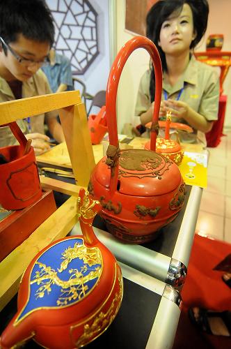9月17日,市民在杭州舉行的非物質(zhì)文化遺產(chǎn)博覽會上參觀彩漆制品。新華社發(fā)
