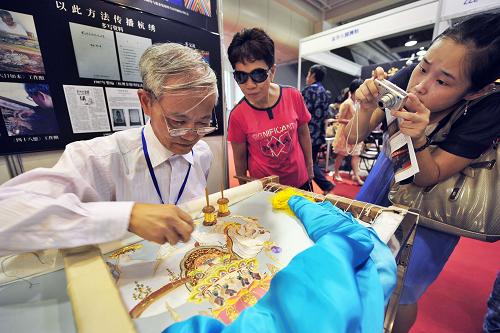9月17日,杭繡傳人趙亦軍在博覽會現(xiàn)場展示杭繡技藝。新華社發(fā)