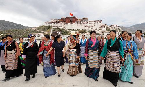 2008年7月10日,參加西藏自治區(qū)第八次婦女代表大會(huì)的各族女代表游覽拉薩布達(dá)拉宮廣場(chǎng)。目前西藏婦女就業(yè)人數(shù)達(dá)69.2萬(wàn)人,占總就業(yè)人數(shù)的46.7%。在農(nóng)牧業(yè)中,西藏婦女在種植、養(yǎng)殖業(yè)等方面的參與程度遠(yuǎn)遠(yuǎn)高于男性。 新華社記者 覺(jué)果 攝