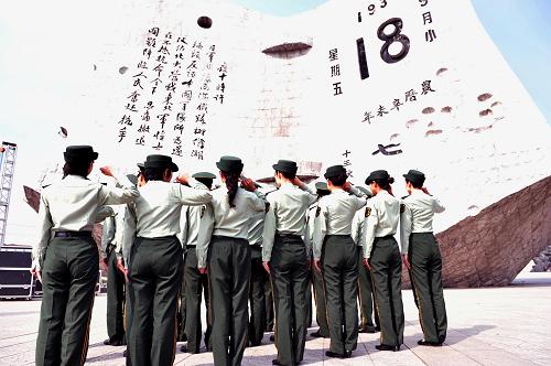 9月17日,沈陽(yáng)邊防檢查站官兵在進(jìn)行宣誓。當(dāng)日,沈陽(yáng)邊防檢查站開展“勿忘國(guó)恥,振興中華”愛國(guó)主義教育活動(dòng),組織官兵到“九一八”歷史博物館參觀并在博物館前的國(guó)旗下進(jìn)行莊嚴(yán)宣誓,重溫入黨誓詞。 新華社發(fā)(趙敬東 攝)