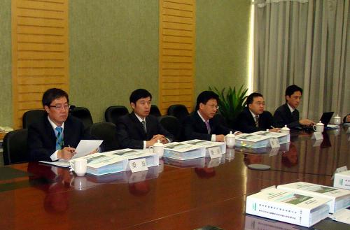 9月17日拍攝的創(chuàng)業(yè)板發(fā)審委召開的發(fā)審會現(xiàn)場。當(dāng)日,創(chuàng)業(yè)板發(fā)審委召開發(fā)審會,審核首批7家創(chuàng)業(yè)板企業(yè)的首發(fā)申請。這7家企業(yè)分別是北京立思辰科技、樂普(北京)醫(yī)療器械、北京神州泰岳軟件、青島特銳德電氣、上海佳豪船舶、南方風(fēng)機(jī)和重慶萊美藥業(yè),其中3家位于北京。 新華社發(fā)