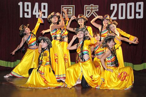 9月26日,表演者在緬甸仰光舉行的晚會上表演舞蹈。當天,緬甸華僑華人社團在仰光舉行聯(lián)歡晚會,慶祝中華人民共和國成立六十周年。仰光多家社團表演了精彩的文藝節(jié)目,晚會自始至終洋溢著歡快的節(jié)日氣氛。新華社記者 張云飛 攝