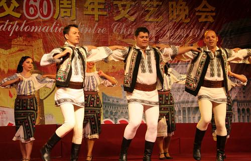 9月26日,羅馬尼亞云雀歌舞團演員在布加勒斯特舉行的慶祝中華人民共和國成立暨中羅建交六十周年晚會上表演。當晚,旅羅華僑華人慶祝中華人民共和國成立暨中羅建交六十周年晚會在位于布加勒斯特東北的東南歐最大的中國商品集散地——紅龍商城舉行。新華社記者 林惠芬 攝