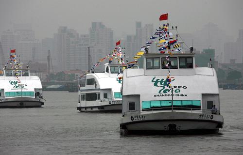 9月27日,世博新型客渡船在黃浦江上試航。當(dāng)天,按照上海世博會(huì)要求研制的首批4艘新型客渡船在世博園區(qū)碼頭舉行交船儀式。在上海世博會(huì)舉辦期間,總計(jì)22艘世博新型客渡船將在世博園區(qū)內(nèi)的5條航線上穿梭航行,預(yù)計(jì)每天運(yùn)送二、三十萬(wàn)中外游客往返于黃浦江兩岸。世博會(huì)結(jié)束后這些新型客渡船將替代現(xiàn)在黃浦江上的部分客渡船,為來(lái)往于浦江兩岸的乘客服務(wù)。新華社記者 任瓏 攝