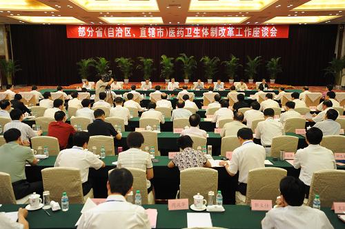 9月26日,部分?。▍^(qū)、市)醫(yī)藥衛(wèi)生體制改革工作座談會在江西南昌召開。中共中央政治局常委、國務(wù)院副總理、國務(wù)院深化醫(yī)藥衛(wèi)生體制改革領(lǐng)導(dǎo)小組組長李克強主持會議并講話。新華社記者 馬占成 攝