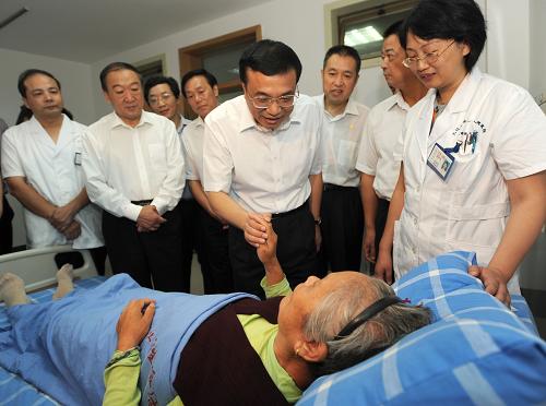 這是9月25日,李克強在九江第一人民醫(yī)院考察醫(yī)改工作時看望接受“光明·微笑”工程免費治療的白內(nèi)障患者。新華社記者 馬占成 攝