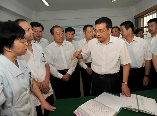 這是9月25日,李克強在九江第一人民醫(yī)院考察醫(yī)改工作時與醫(yī)務(wù)工作者交談。新華社記者 馬占成 攝