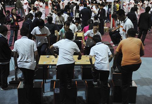 10月17日,在北京理工大學(xué),參加國(guó)家學(xué)生體質(zhì)健康標(biāo)準(zhǔn)測(cè)試的幾名學(xué)生隨機(jī)抽簽參加3分鐘臺(tái)階試驗(yàn)以測(cè)定心跳、脈搏等數(shù)據(jù)。當(dāng)日,北京市中小學(xué)生國(guó)家學(xué)生體質(zhì)健康標(biāo)準(zhǔn)測(cè)試在北京理工大學(xué)舉行。來(lái)自北京18個(gè)區(qū)縣的近2000名學(xué)生隨機(jī)抽簽參加了臺(tái)階試驗(yàn)、立定跳遠(yuǎn)、肺活量、身高體重等項(xiàng)測(cè)試。 新華社發(fā)