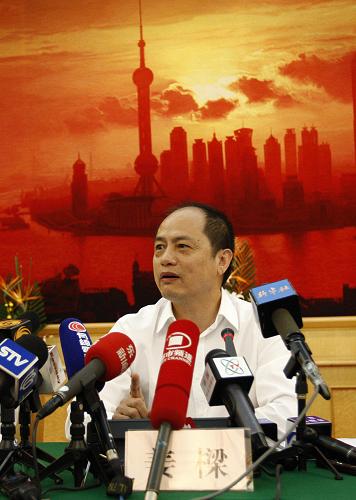 10月26日,上海浦東新區(qū)區(qū)長姜樑在新聞通氣會上通報事件處理情況。當日,上海市浦東新區(qū)人民政府舉行新聞通氣會,通報“聯(lián)合調(diào)查組”關(guān)于10月14日“孫中界事件”的調(diào)查報告和區(qū)政府關(guān)于此事件的處理意見,認為有關(guān)部門在執(zhí)法過程中使用了不正當取證手段,10月20日公布的結(jié)論與事實不符,為此向社會公眾作出公開道歉。 新華社記者 裴鑫 攝