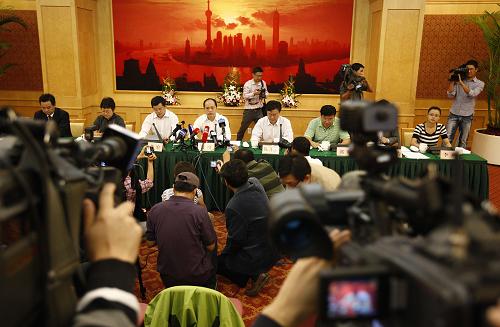 10月26日,上海市浦東新區(qū)人民政府舉行新聞通氣會,通報“聯(lián)合調(diào)查組”關(guān)于10月14日“孫中界事件”的調(diào)查報告和區(qū)政府關(guān)于此事件的處理意見,認為有關(guān)部門在執(zhí)法過程中使用了不正當取證手段,10月20日公布的結(jié)論與事實不符,為此向社會公眾作出公開道歉。新華社記者 裴鑫 攝