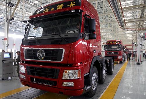 10月26日,重型卡車在山西大運(yùn)汽車制造有限公司生產(chǎn)線下線。新華社發(fā)(薛俊 攝)