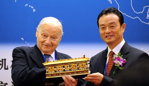 10月27日,全球創(chuàng)業(yè)型經(jīng)濟理事會理事長、中華職業(yè)教育社副理事長馬國湘(右)代表中方向聯(lián)合國前副秘書長、世界銀行總裁高級顧問莫里斯·斯特朗贈送禮品。當(dāng)日,“第二屆全球創(chuàng)業(yè)型經(jīng)濟論壇”在北京舉行,此次論壇的主題為“后危機時代的世界經(jīng)濟變局與創(chuàng)業(yè)型經(jīng)濟”。多位世界知名經(jīng)濟學(xué)者和經(jīng)濟研究機構(gòu)代表參加此次論壇。新華社記者 李文 攝