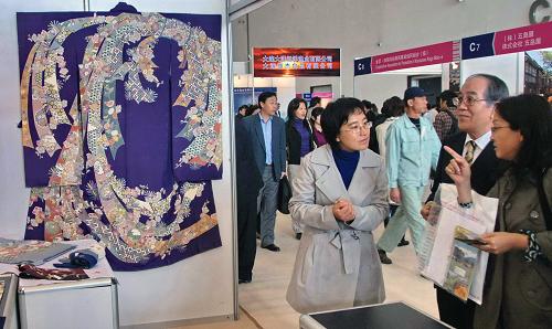 10月27日,參觀者在2009大連中日貿(mào)易投資展洽會現(xiàn)場了解采用絲織印染的手工制作和服。當(dāng)日,為期兩天的2009大連中日貿(mào)易投資展示洽談會在大連世界博覽廣場開幕,260余家日資企業(yè)和5600余名中國企業(yè)代表參會。展示范圍包括機械、工業(yè)技術(shù)、工業(yè)產(chǎn)品、食品、農(nóng)產(chǎn)品、日常生活用品及服務(wù)業(yè)等,展覽面積達(dá)12000平方米。新華社發(fā)(王錫增 攝)