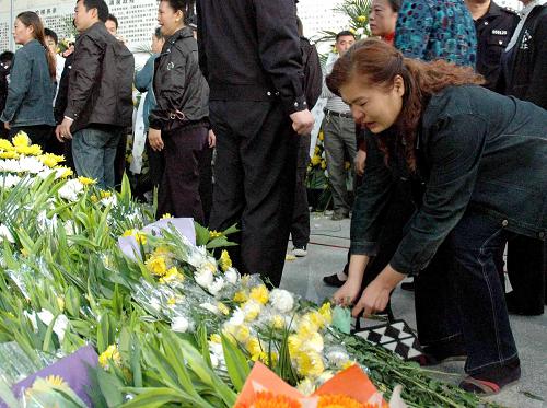 10月28日,荊州殯儀館內(nèi),一位市民獻(xiàn)花悼念犧牲大學(xué)生。當(dāng)日,湖北省荊州市委、市政府和長江大學(xué)舉行隆重的追悼會(huì),悼念為搶救落水兒童而犧牲的陳及時(shí)、何東旭、方招3位大學(xué)生。數(shù)千名社會(huì)各界人士自發(fā)前往悼念,表達(dá)對逝去英雄的深深懷念和敬意。新華社記者 魏夢佳 攝