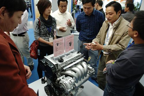 10月28日,奇瑞汽車公司自主研發(fā)的新型汽車發(fā)動(dòng)機(jī)引起關(guān)注。當(dāng)日,由科技部、教育部等與安徽省共同主辦的2009中國(合肥)自主創(chuàng)新要素對(duì)接會(huì)在安徽合肥開幕。本次對(duì)接會(huì)以“創(chuàng)新、交流、合作、發(fā)展”為主題,集中展示安徽省17個(gè)地市及合蕪蚌自主創(chuàng)新綜合配套改革試驗(yàn)區(qū)建設(shè)成就等,力求實(shí)現(xiàn)高新技術(shù)項(xiàng)目與金融資本的對(duì)接、企業(yè)技術(shù)需求與高校院所技術(shù)轉(zhuǎn)移的對(duì)接、人才與產(chǎn)業(yè)的對(duì)接、區(qū)域合作的對(duì)接。新華社記者 李健 攝