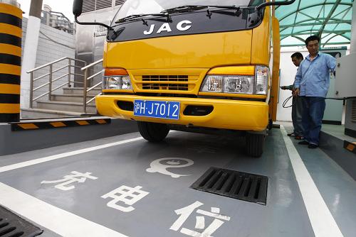 10月28日,工作人員正在為一輛電動(dòng)汽車充電。新華社記者 裴鑫 攝