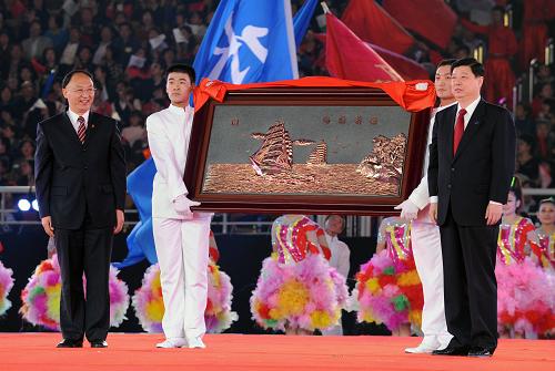 這是國家體育總局局長劉鵬(左一)代表國家體育總局向山東省贈(zèng)送紀(jì)念品。新華社記者 李紫恒 攝