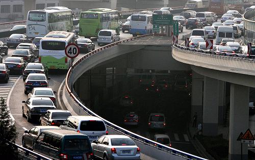 10月29日,車輛行駛在上海市的共和新路立交橋上。為控制機(jī)動車污染排放,力爭從源頭減少機(jī)動車尾氣排放,上海將從2009年11月1日起,在新車登記注冊過程中,對所有輕型汽油車,以及公交、環(huán)衛(wèi)、郵政車輛,提前實施國四標(biāo)準(zhǔn),90號汽油也將從同日起停止在上海市場的供應(yīng)。據(jù)悉,目前上海公安車管部門新車注冊登記的相關(guān)準(zhǔn)備工作已全部到位,經(jīng)國家環(huán)保部審核認(rèn)可的3000多個達(dá)標(biāo)車型已全部上網(wǎng)公布。新華社記者 陳飛 攝