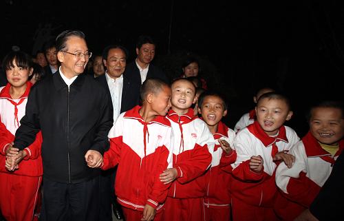這是10月29日,溫家寶在費(fèi)縣王府村小學(xué)看望小學(xué)生們。新華社記者 姚大偉 攝