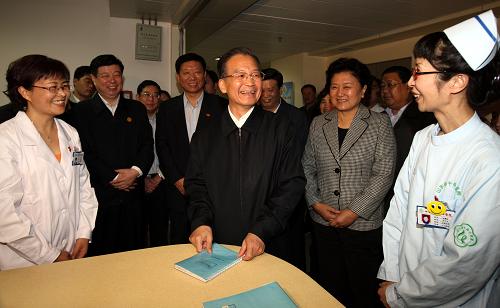 這是10月28日,溫家寶在山東省千佛山醫(yī)院調(diào)研。新華社記者 姚大偉 攝