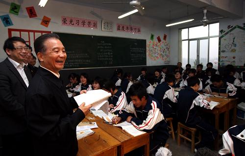 這是10月29日,溫家寶在費(fèi)縣一中高二(8)班課堂上與同學(xué)們交流學(xué)習(xí)心得。新華社記者 姚大偉 攝