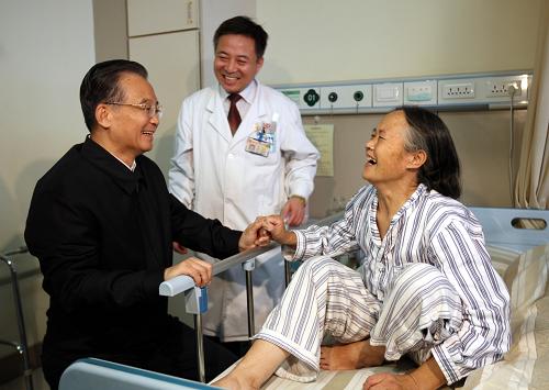 這是10月28日,溫家寶在山東省千佛山醫(yī)院骨科病房與病人親切交談。新華社記者 姚大偉 攝