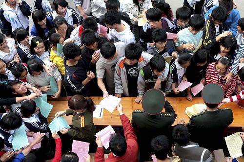 11月1日,廣西融水苗族自治縣第二中學(xué)的高中應(yīng)屆畢業(yè)生在領(lǐng)取征兵宣傳材料和報(bào)名表。當(dāng)日,2009年全國(guó)冬季征兵工作全面展開(kāi),各地適齡青年踴躍報(bào)名參軍。新華社發(fā)(龍濤 攝)