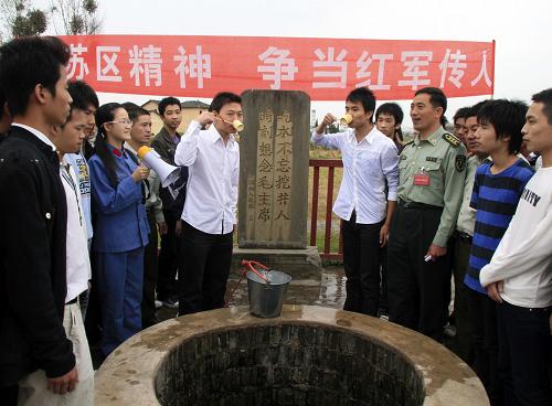 11月1日,江西瑞金應(yīng)征青年在該市征兵辦工作人員的帶領(lǐng)下來(lái)到沙洲壩喝“紅井”水,接受應(yīng)征入伍前的思想教育。新華社發(fā)(肖榮禎 攝)