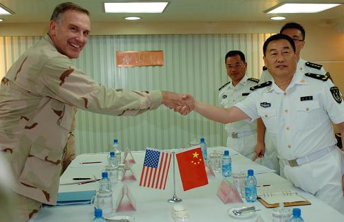 11月1日,美國151特混編隊斯科特·桑德斯少將(左)與中國海軍第三批護航編隊指揮員王志國少將會談前握手。新華社記者 郭剛 攝