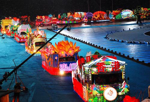 11月13日,在廣州舉行的2009廣東國(guó)際旅游文化節(jié)開(kāi)幕式晚會(huì)上,來(lái)自香港、澳門等地的花車亮相。 當(dāng)日晚,由國(guó)家旅游局和廣東省政府聯(lián)合主辦的2009廣東國(guó)際旅游文化節(jié)在廣州開(kāi)幕。本屆旅游文化節(jié)在保留傳統(tǒng)經(jīng)典項(xiàng)目旅游招商會(huì)、花車花船大巡游、海外杰出華人廣東行、友城之夜系列活動(dòng)、廣州(國(guó)際)美食節(jié)等活動(dòng)的基礎(chǔ)上,還注重挖掘本地特色旅游文化資源,推出廣東國(guó)際旅游展覽會(huì)暨海峽兩岸旅游投資交流會(huì),以弘揚(yáng)嶺南飲食文化精粹為主旨的首屆中國(guó)粵菜峰會(huì)等。新華社發(fā)(袁宏偉 攝)