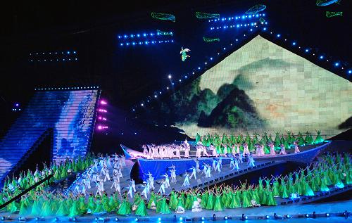 11月13日,在廣州舉行的2009廣東國(guó)際旅游文化節(jié)開(kāi)幕式晚會(huì)上,演員表演“都市誘惑你”篇章之仙女下凡。 新華社發(fā)(袁宏偉 攝)