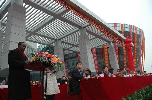 11月14日,在聯(lián)合國(guó)工業(yè)發(fā)展組織國(guó)際太陽(yáng)能技術(shù)促進(jìn)轉(zhuǎn)讓中心大樓竣工典禮現(xiàn)場(chǎng),聯(lián)合國(guó)工業(yè)發(fā)展組織總干事坎德赫·云蓋拉(左一)在講話。聯(lián)合國(guó)工業(yè)發(fā)展組織國(guó)際太陽(yáng)能技術(shù)促進(jìn)轉(zhuǎn)讓中心大樓是一座科研教學(xué)綜合樓,由國(guó)際會(huì)議中心、行政辦公、實(shí)驗(yàn)研發(fā)、培訓(xùn)接待等4部分組成,建筑總面積13976平方米,采用了太陽(yáng)能等7項(xiàng)節(jié)能示范新技術(shù),樓內(nèi)的照明、取暖和熱水供應(yīng)等,都直接利用清潔無(wú)污染的太陽(yáng)能技術(shù),節(jié)能效率在80%以上。大樓建成后,將為促進(jìn)全球特別是發(fā)展中國(guó)家在太陽(yáng)能利用方面的國(guó)際合作和技術(shù)交流提供一個(gè)平臺(tái)。新華社記者 王艷明 攝