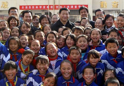 11月13日至16日,中共中央政治局常委、中央書記處書記、國家副主席習(xí)近平在陜西調(diào)研。這是11月14日習(xí)近平在延安楊家?guī)X福州希望小學(xué)考察調(diào)研時與該校師生合影。新華社記者 蘭紅光 攝