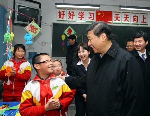這是11月15日習(xí)近平在西安市大雁塔小學(xué)考察調(diào)研時與學(xué)生親切交談。新華社記者 蘭紅光 攝