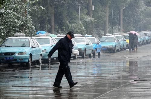 11月16日,一批等待檢驗的燒氣出租車停在路邊。今冬提前到來的第一場降雪讓武漢天然氣供應告急,武漢市出臺應急措施,決定給已實施油改氣的出租車每天補貼100元。目前,武漢市12700多輛出租車共有8300臺實施了燃油改天然氣,市政府15日召開緊急會議,決定自加氣站停止供氣之日起,市財政將向每車每天發(fā)放100元的臨時補貼。據(jù)了解,武漢市目前天然氣日供應量為150萬立方米,而實際用氣量達210萬立方米以上,缺口遠遠超出其天然氣管網(wǎng)可調(diào)控能力。為應對雨雪天氣,保障居民生活用氣,武漢市決定對56家工業(yè)企業(yè)和向出租車供應天然氣的加氣站實行限制供氣或停止供氣。新華社記者 程敏 攝
