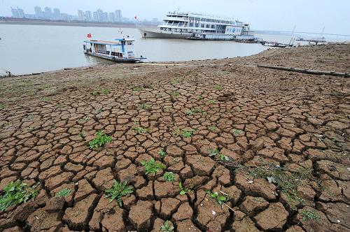 長(zhǎng)沙市湘江邊大片干涸的河床(11月17日攝)。受北方冷空氣南下影響,連日低溫陰雨天氣使得湖南省前期出現(xiàn)的干旱得以緩解,湘江長(zhǎng)沙站水位開始止跌回漲。據(jù)湖南省防汛抗旱指揮部辦公室和湖南省水文水資源勘測(cè)局聯(lián)合發(fā)布的水文數(shù)據(jù)顯示,截至11月17日上午8時(shí),湘江長(zhǎng)沙段水位已經(jīng)回漲至25.16米,比11月5日出現(xiàn)的歷史最低水位24.82米上漲了0.34米。另?yè)?jù)當(dāng)?shù)厮牟块T分析,受南下冷空氣影響,湖南省此次大范圍的陰雨雪天氣過程將持續(xù)一段時(shí)間,這對(duì)湘江保持現(xiàn)有水位十分有利,湘江中下游枯水現(xiàn)狀將得以進(jìn)一步改善。新華社記者 龍弘濤 攝