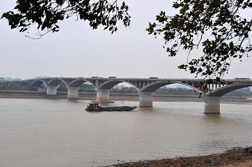 止跌回漲的湘江長(zhǎng)沙段主航道(11月17日攝)。新華社記者 龍弘濤 攝