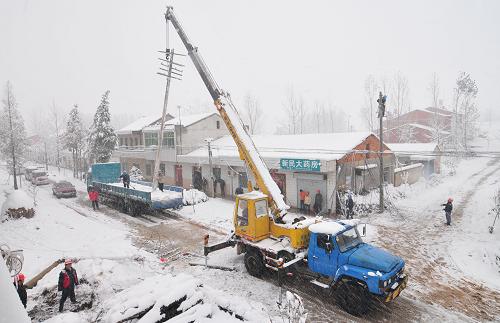 11月16日,安徽肥西縣供電搶修人員在官亭鎮(zhèn)搶修受損線路。新華社發(fā)(徐勇 攝)