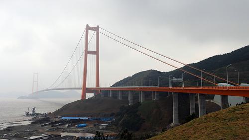 這是西堠門大橋(11月17日攝)。舟山群島連接大陸的連島工程包括5座跨海大橋,其中較短的三座已經(jīng)建成通車。另外兩座跨海大橋——西堠門大橋和金塘跨海大橋現(xiàn)已建設(shè)完成,預計將于11月22日正式通車。舟山“大陸連島工程”,東起舟山定海,經(jīng)金塘島再到寧波,用五座跨海大橋連接舟山本島與大陸,總投超過100億元,是目前中國規(guī)模最大的陸島聯(lián)絡(luò)工程。新華社記者 徐昱 攝