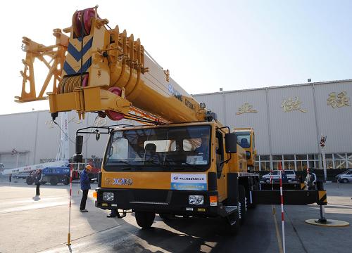 11月17日,參賽隊(duì)員正在進(jìn)行個(gè)人項(xiàng)目50噸汽車(chē)吊定點(diǎn)站位比賽。新華社記者 陳樹(shù)根 攝