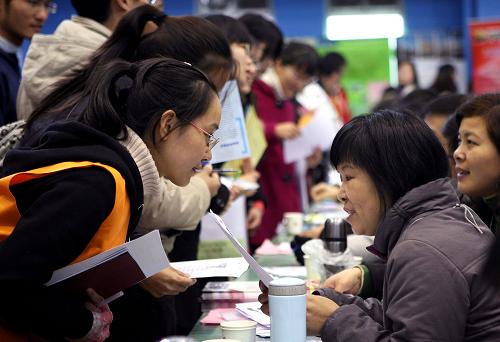 11月18日,畢業(yè)生們在招聘會上與用人單位代表交流。新華社記者 劉穎 攝