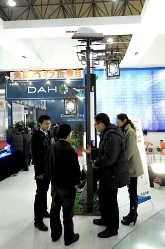 11月18日,觀眾在博覽會一處展位上參觀一款以太陽能電池為能源的路燈。新華社發(fā)(周密 攝)
