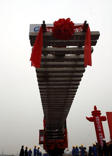 11月18日,鐵路建設(shè)者在漢宜高速鐵路宜昌段高峽特大橋施工現(xiàn)場(chǎng)進(jìn)行鋪軌。當(dāng)日,漢宜高速鐵路開始鋪軌。漢宜高速鐵路東起漢口,西接宜昌,是我國(guó)“四縱四橫”鐵路主干網(wǎng)絡(luò)中滬漢蓉高速客運(yùn)專線的一部分,為國(guó)家一級(jí)雙線電氣化鐵路,設(shè)計(jì)時(shí)速200公里。該鐵路將于2011年底全部竣工,屆時(shí)坐火車不到2小時(shí)便可從武漢到達(dá)宜昌。新華社發(fā)(文振效 攝)