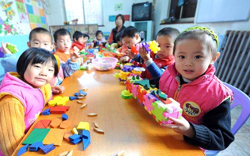 11月19日,孩子們在社區(qū)早教中心拼智力玩具。天津市北辰區(qū)教育部門率先在外來流動人口集中地劉房子村開辦了面向?qū)W前兒童的社區(qū)早教中心,專門接受2歲到5歲的外來流動人口子女。據(jù)介紹,天津市采取多項(xiàng)保障措施,方便外來流動人口學(xué)前兒童與當(dāng)?shù)鼐用褡优粯樱残娜雸@、開心接受早期教育。目前,天津約有3.74萬適齡流動人口子女在天津市的托幼機(jī)構(gòu)“上學(xué)”。新華社記者 劉海峰 攝