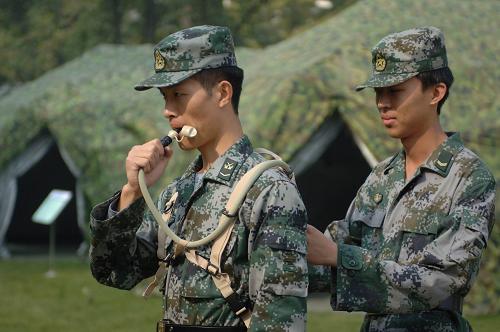 工作人員在展示一款水袋(11月6日攝)。中國人民解放軍總后勤部建筑工程研究所是承擔(dān)野營裝備、倉庫裝備、搶修搶建裝備和工程偽裝技術(shù)研究的科研單位。該所建所50年來,共完成重大科研項目400多項,獲國家和軍隊科技進(jìn)步獎191項。其中,國家科學(xué)大會獎1項,國家發(fā)明獎1項;國家科技進(jìn)步二等獎5項、三等獎7項;軍隊科技進(jìn)步一等獎15項、二等獎59項;獲國家專利25項,70多項成功填補(bǔ)我軍后勤裝備空白,88項定型列裝。該所兩次被中央軍委榮記集體二等功,130多名個人受到國家、軍委、總部表彰獎勵。新華社記者 丁海濤 攝