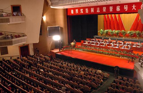 11月20日,追授沈浩同志榮譽稱號大會在合肥舉行。當(dāng)日,中共安徽省委舉行追授沈浩同志榮譽稱號大會,號召全省各級黨組織采取多種形式,組織廣大共產(chǎn)黨員學(xué)習(xí)沈浩同志的先進(jìn)事跡,特別是在第三批深入學(xué)習(xí)實踐科學(xué)發(fā)展觀活動中,要把開展向沈浩同志學(xué)習(xí)活動作為重要內(nèi)容,把他的先進(jìn)事跡作為黨員干部學(xué)習(xí)的生動教材。11月19日,中共安徽省委作出追授沈浩同志“優(yōu)秀共產(chǎn)黨員、模范基層干部”稱號的決定。安徽省委認(rèn)為,沈浩同志在小崗村任職6年來,始終以黨和人民的事業(yè)為重,干事創(chuàng)業(yè),勤奮務(wù)實,勇于創(chuàng)新,無私奉獻(xiàn),以實際行動踐行科學(xué)發(fā)展觀,忠實履行共產(chǎn)黨員的神圣職責(zé),樹立了基層黨員干部的良好形象,贏得了各級黨組織的充分肯定和廣大人民群眾的高度評價。沈浩同志生前以自己的模范行動忠實實踐科學(xué)發(fā)展觀,是新時期黨的基層干部的楷模,是共產(chǎn)黨員的優(yōu)秀代表。新華社記者 劉軍喜 攝
