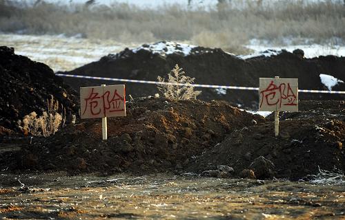 事故現(xiàn)場豎起“危險”標(biāo)識(11月29日攝)。11月29日上午,吉林省梅河口市中和煤礦潰水(泥)事故現(xiàn)場地表出現(xiàn)新的裂縫,地表新的裂縫距離塌陷地點(diǎn)20米左右。為防止意外的發(fā)生,塌陷坑的回填工作暫時停止,有關(guān)專家開始對裂縫進(jìn)行測量分析,制定下一步的應(yīng)對措施。從早晨開始,當(dāng)日第一班救援隊伍的5名成員已經(jīng)到井下展開救援工作,對井下的抽水工作仍在繼續(xù)進(jìn)行。發(fā)生于27日13時55分的此次事故,有16名礦工被困井下。新華社記者 王昊飛 攝