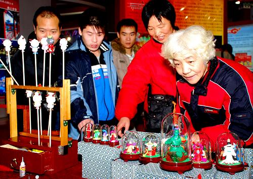 11月28日,觀眾在北京文博會一家展臺前欣賞創(chuàng)意禮品。 為期5天的第四屆中國北京國際文化創(chuàng)意產(chǎn)業(yè)博覽會11月29日順利閉幕,共有43萬人參加,是歷屆文博會參加人數(shù)最多的一次,各類新奇有趣的文化創(chuàng)意產(chǎn)品吸引了眾多市民前來參觀。據(jù)不完全統(tǒng)計(jì),本屆文博會共簽署文藝演出、出版發(fā)行、影視節(jié)目制作交易、動漫與網(wǎng)絡(luò)游戲研發(fā)制作等合作意向、協(xié)議322個(gè),總金額55.2億美元。新華社發(fā)(韓路 攝)
