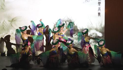 11月28日,在美國(guó)紐約百老匯劇院“交響樂(lè)空間”,來(lái)自北京歌劇舞劇院、中國(guó)雜技團(tuán)的演員表演節(jié)目。當(dāng)晚,題為“藝術(shù)北京,古韻華彩”的晚會(huì)在百老匯上演,來(lái)自北京歌舞劇院和中國(guó)雜技團(tuán)的藝術(shù)家為紐約觀眾獻(xiàn)上一場(chǎng)具有濃郁中國(guó)特色的文藝演出。新華社記者 劉欣 攝