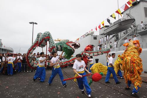 12月3日,在秘魯最大的港口卡亞俄,當(dāng)?shù)厝A人華僑表演舞龍舞獅迎接中國海軍艦艇編隊(duì)的來訪。由海軍北海艦隊(duì)副司令員王福山少將率領(lǐng)的、由“石家莊”號(hào)導(dǎo)彈驅(qū)逐艦和“洪澤湖”號(hào)遠(yuǎn)洋綜合補(bǔ)給艦組成的中國海軍艦艇編隊(duì)當(dāng)天抵達(dá)秘魯卡亞俄港,開始對(duì)秘魯進(jìn)行為期4天的友好訪問。新華社發(fā)